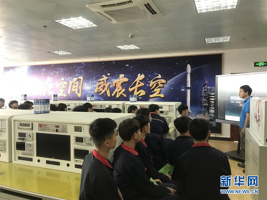（总书记推动的改革身边事·教育改革篇·图文互动）（5）特写：“95后”上海职校生：“我的工牌上印着‘中国航天’”